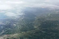 Letecký pohled na řeku Vjosu a kaňon Gryka e Këlcyrës