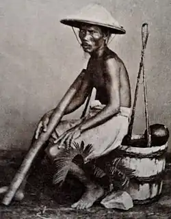 Obchodník s opiovou dýmkou, foto z ateliéru v Saigonu, 1870-1880