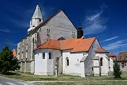 kostel a studniční kaple od jihu