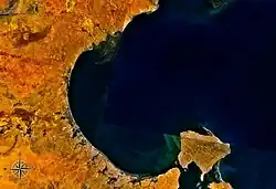 Družicový snímek zálivu, vpravo dole je ostrov Džerba