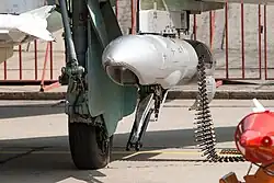 Vnější závěs s kanónem GŠ-23 na bombardéru Su-17.