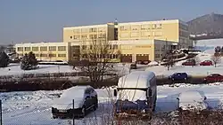 Budova gymnázia na ulici Žitavská pod vrchem Špičák