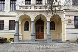 Hlavní vchod do Gymnázia Benešov