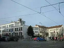 Pohled na areál gymnázia z Keplerovy ulice od tramvajové zastávky "Pohořelec"