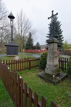 Hážovice, křížek a zvonička ve středu vsi
