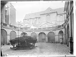 Nádvoří paláce (1900)