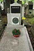 Hrob Josefa Popilky s bronzovým medailonem od Aloise Sopra