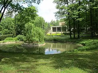 Jezírko před obřadní síní