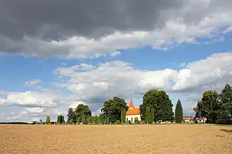 Celkový pohled na hřbitovní kapli a hřbitov v Přepeřích