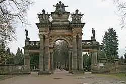 Hřbitov nový, vstupní portál (Hořice), vrch sv. Gottharda.JPG