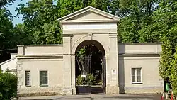 Vstupní neoklasicistní brána hřbitova