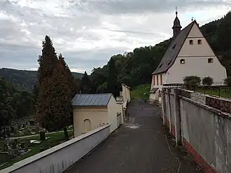 Cesta k bráně a kapli na hřbitově (2023)