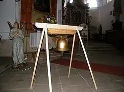 Zvon František vystavený po žehnání v kostele svatého Mikuláše