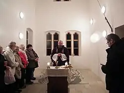 Kostel během mše svaté na Památku zesnulých