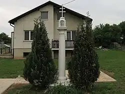 Hůrky, boží muka v zahradě domu čp.97.jpg