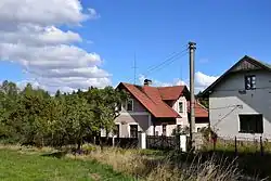 Domy u vjezdu do osady