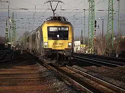 Vlak InterCity ve stanici.