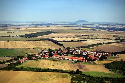 Hazmburská tabule a Slatina z Hazmburku, v dáli Říp