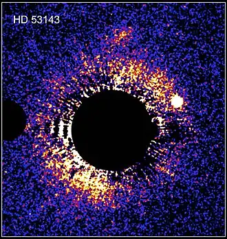 Cirkumstelární disk kolem hvězdy HD 53143. Hvězda samotná je zakryta clonou koronografu.