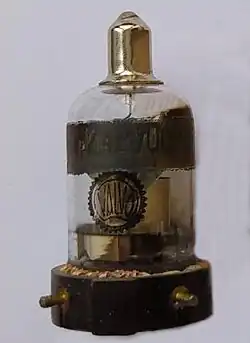 Vysokofrekvenční pentoda typ RV2.4P700 určená pro bateriové přístroje a radiové frekvence s délkou vlny až do 1,5 m