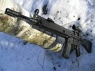 Heckler & Koch HK33A2 s optickým zaměřovačem