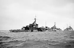 Minou poškozený torpédoborec Saumarez s hluboko ponořenou přídí