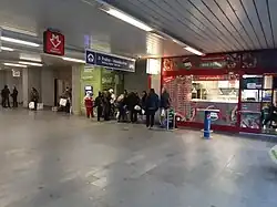 Členové Food Not Bombs rozdávají jídlo potřebným v podchodu metra v Praze.