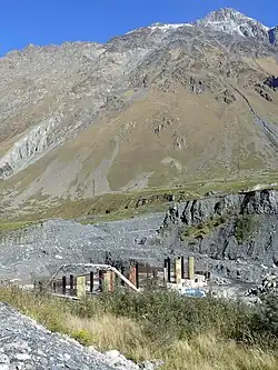 Stavba elektrárny u městečka Stepancminda