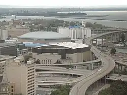 Buffalo Memorial Auditorium s HSBC Arenou v pozadí