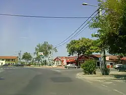 Hlavní ulice a supermarket ve Vámospércsu