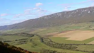 Západní část Turnianské kotliny, v pozadí jižní svahy Horného vrchu