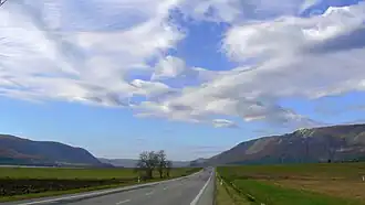 Pohled na Dolný vrch (vlevo) a Horný vrch (vpravo) z Turnianské kotliny