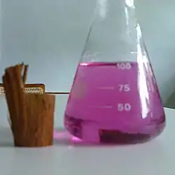 Kousek dřeva kreveně obecné a roztok obarvený hematoxylinem