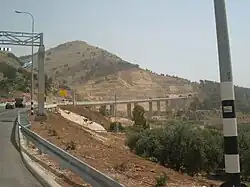 Stoupání dálnice číslo 60 z Jizre'elského údolí skrz hory Harej Nacrat směrem do Nazaretu