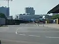 Skladovací hala „Überseezentrum“ (vpravo) na Pražském břehu (vlevo za plotem) s pohledem na Hafencity (v pozadí)