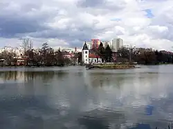 Hamerský rybník a kostel Narození Panny Marie. Přibližně v místech ostrůvku bývala tvrz Václava IV.