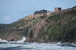 Pohled na hrad z rybářské vesničky Vang