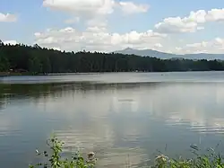 Silueta Ještědu v dáli nad rybníkem