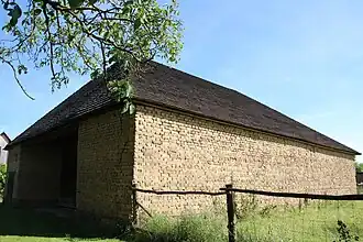 Špaletová stodola z hlíněných cihel