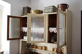 Dochovaná kredenc se sbírkovými předměty