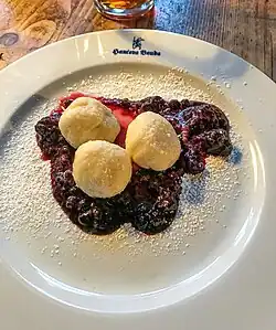 Krkonošské ovocné knedlíky s ostružinovou omáčkou podávané na Hančově boudě, Benecko.