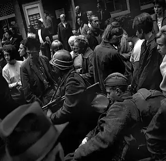 Občané a vojáci u rozhlasu, foto Hana Hamplová