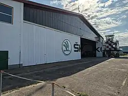 Hangár a věž letiště v Mladé Boleslavi