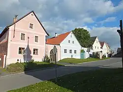 Část severovýchodní strany návsi