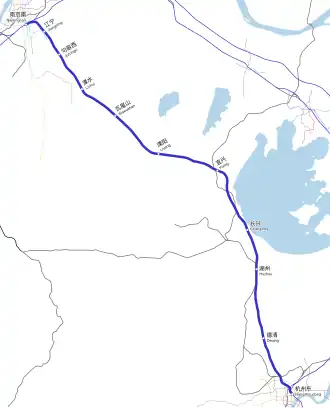 Mapa trati (modře) s vyznačenými stanicemi