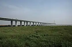 Most přes zátoku Chang-čou; v pozadí lze vidět zdvojené pylony