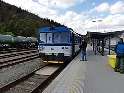 Motorový vůz řady 810 na lince M61 stojí u nástupiště 2 na koleji 4b