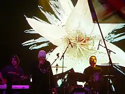 Gary Whelan (vpravo) při vystoupení skupiny Happy Mondays