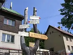 Turistický rozcestník poblíž železniční stanice v Mýtinách