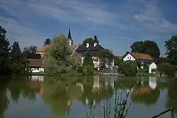 Kostel a rybník v Hartvíkově